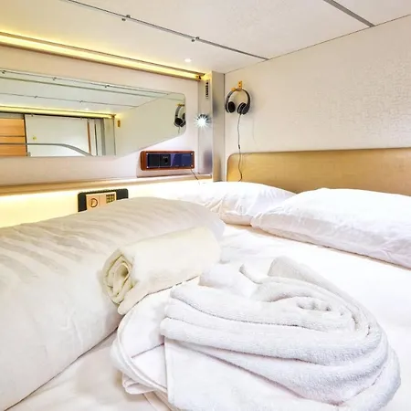 Capsule Capsule hotel *