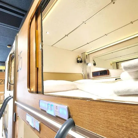 Capsule Capsule hotel *