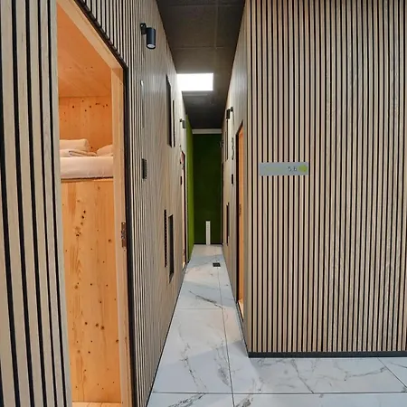 Capsule Capsule hotel