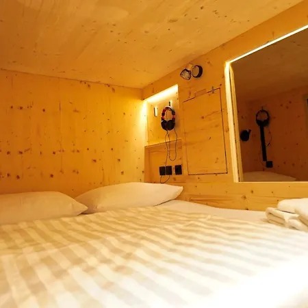 Capsule Capsule hotel