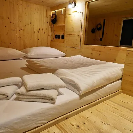 Capsule Capsule hotel *