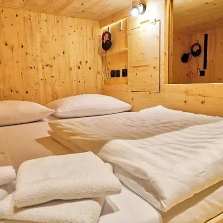 Capsule Capsule hotel *