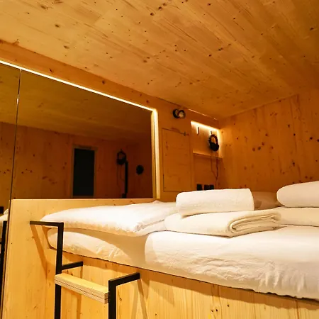 カプセルホテル Capsule 2*