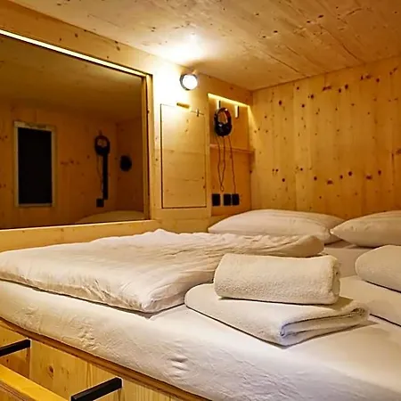 Capsule Capsule hotel