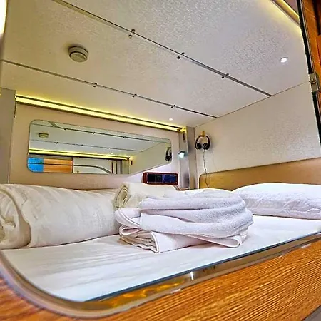Capsule Capsule hotel