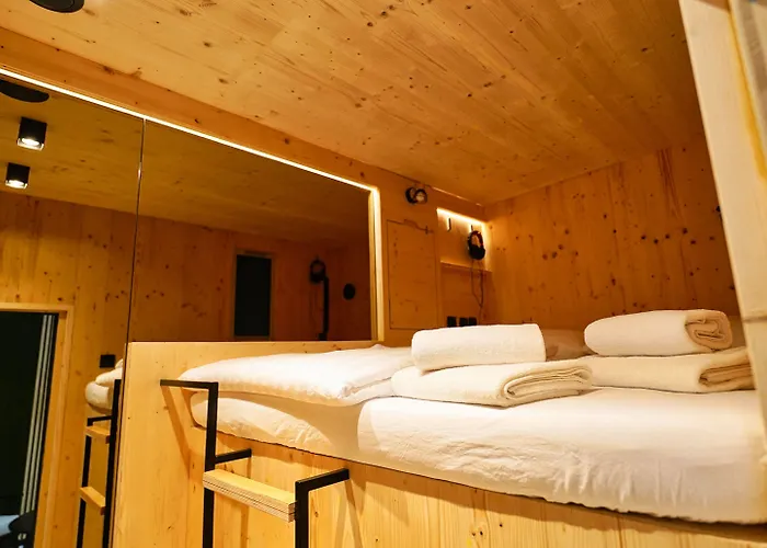 Kapselhotel Capsule 2*